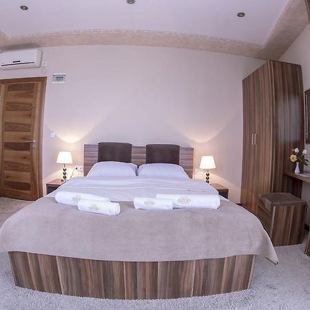 Hotel Semitronix Pejë Esterno foto