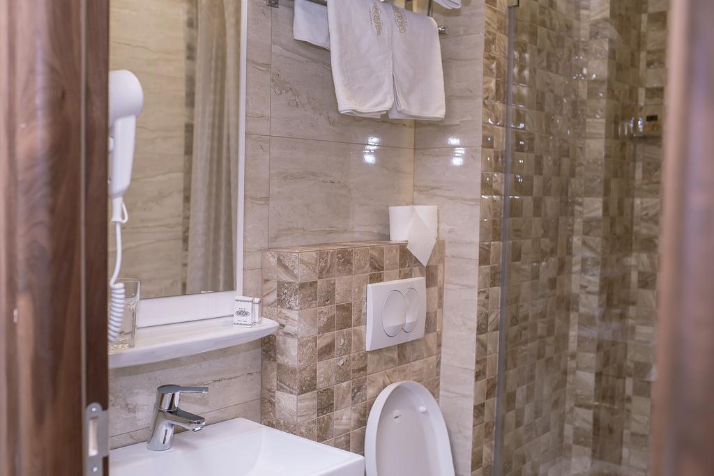 Hotel Semitronix Pejë Esterno foto