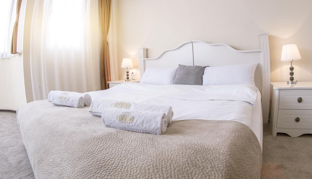 Hotel Semitronix Pejë Esterno foto