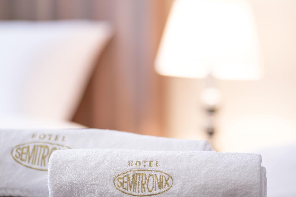 Hotel Semitronix Pejë Esterno foto