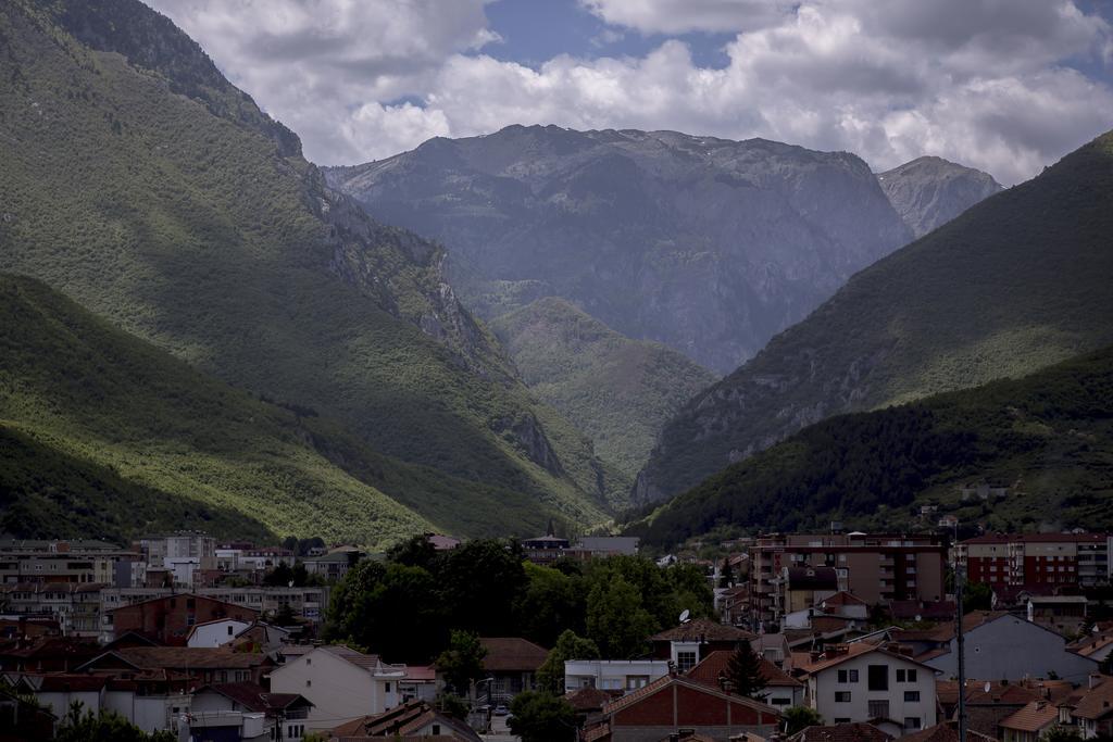 Hotel Semitronix Pejë Esterno foto
